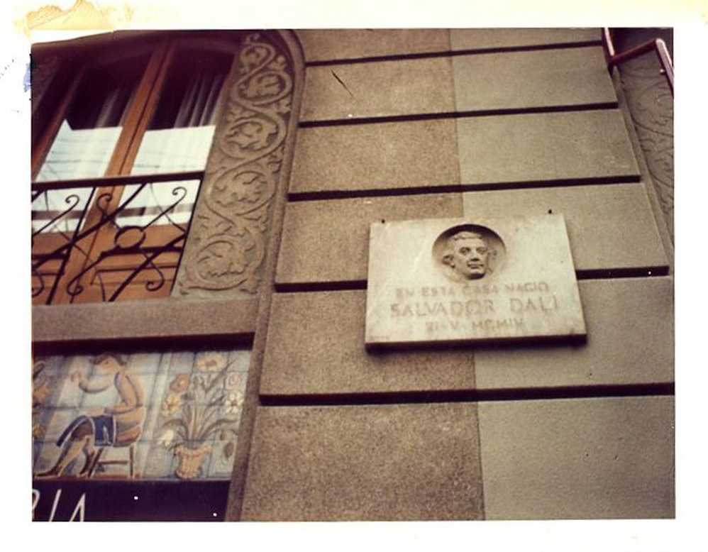 Dali's plaque outside 20 Carrer Monturiol.